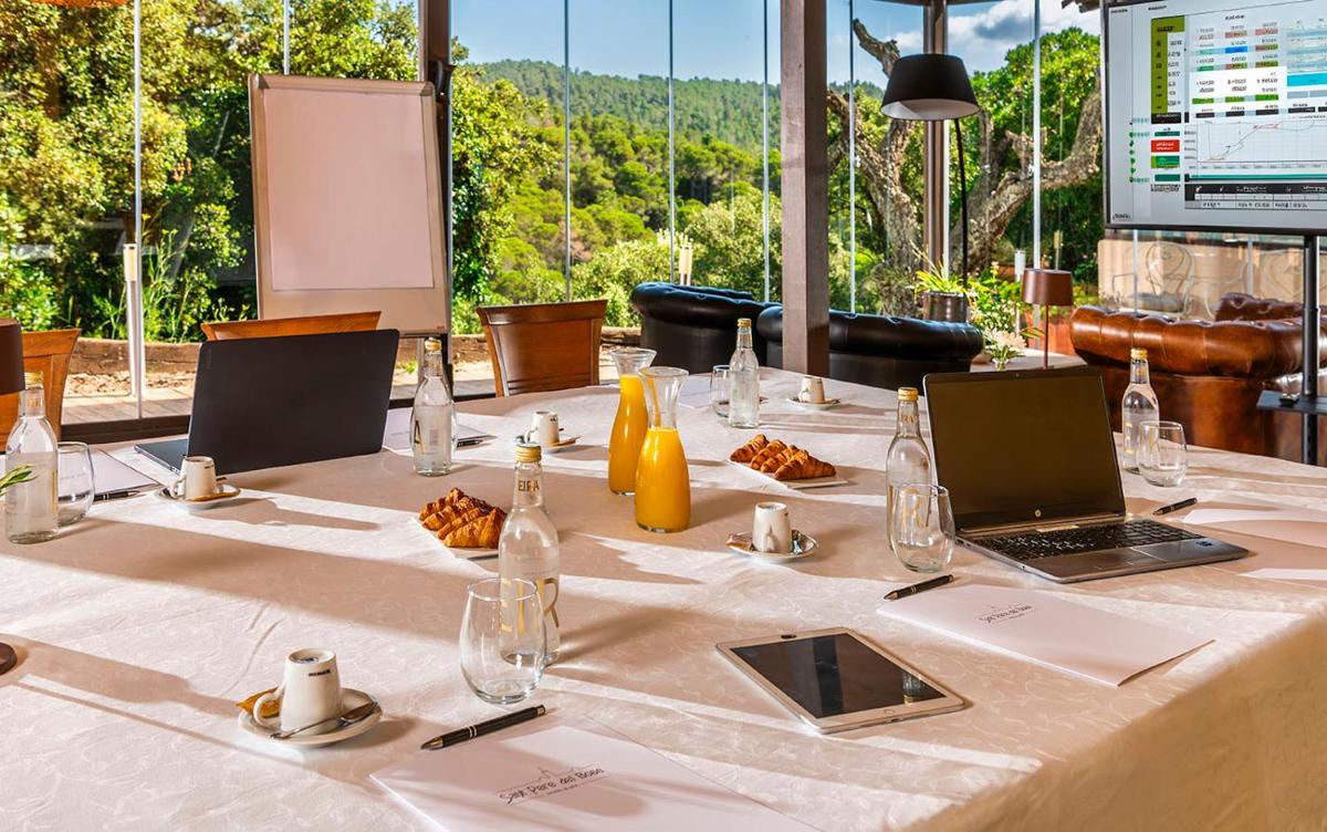 Un restaurante o sitio para comer en Sant Pere del Bosc Hotel & Spa - Adults Recommended