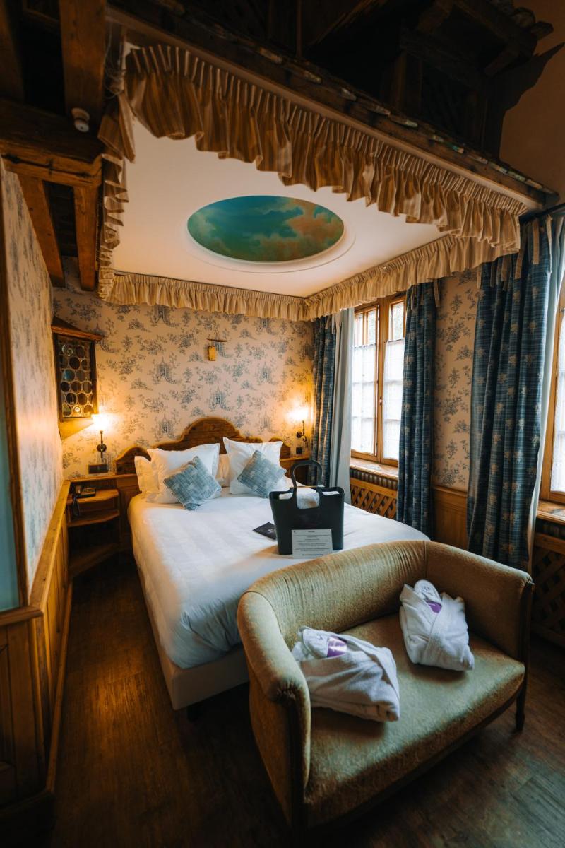 Un ou plusieurs lits dans un hébergement de l'établissement Les Violettes Hotel & Spa