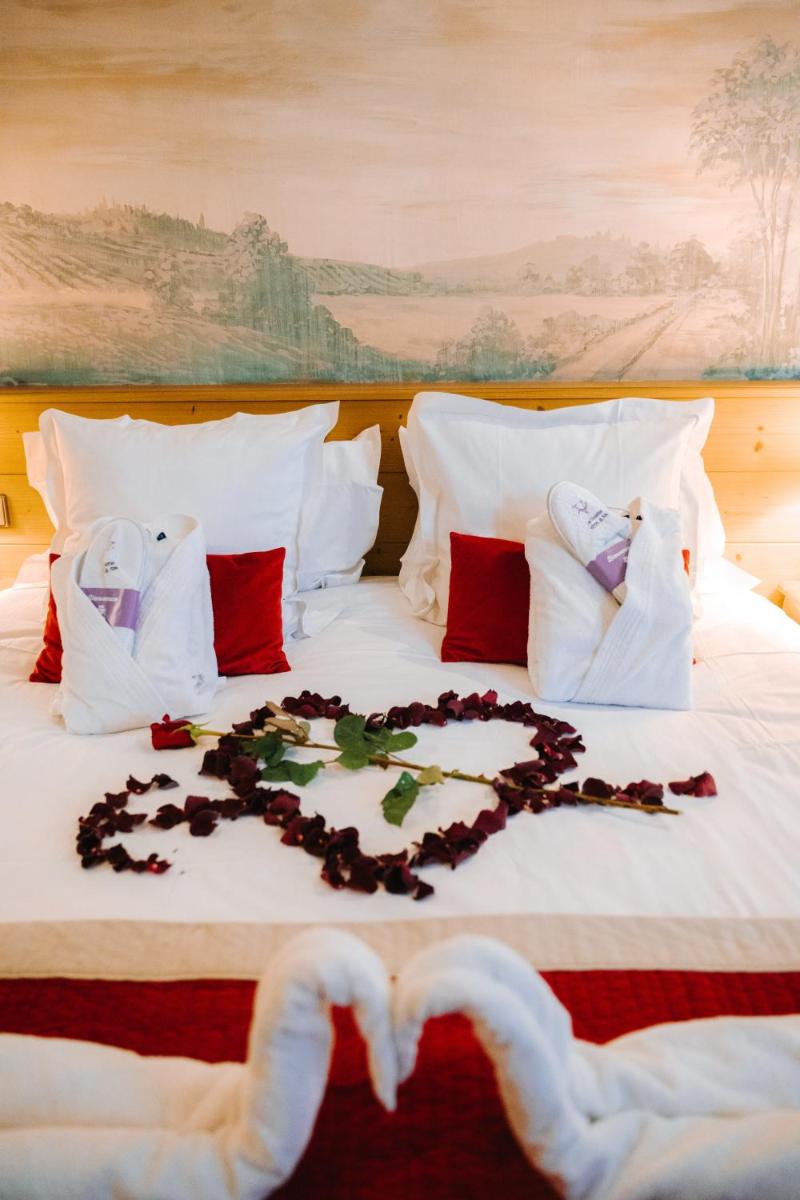 Un ou plusieurs lits dans un hébergement de l'établissement Les Violettes Hotel & Spa