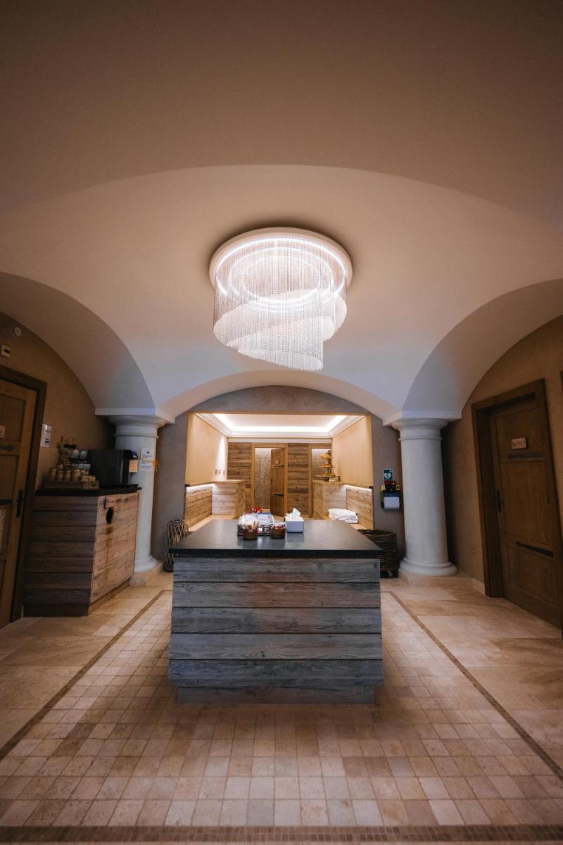 Un ou plusieurs lits dans un hébergement de l'établissement Les Violettes Hotel & Spa
