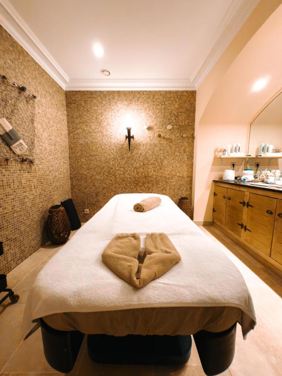 Un ou plusieurs lits dans un hébergement de l'établissement Les Violettes Hotel & Spa