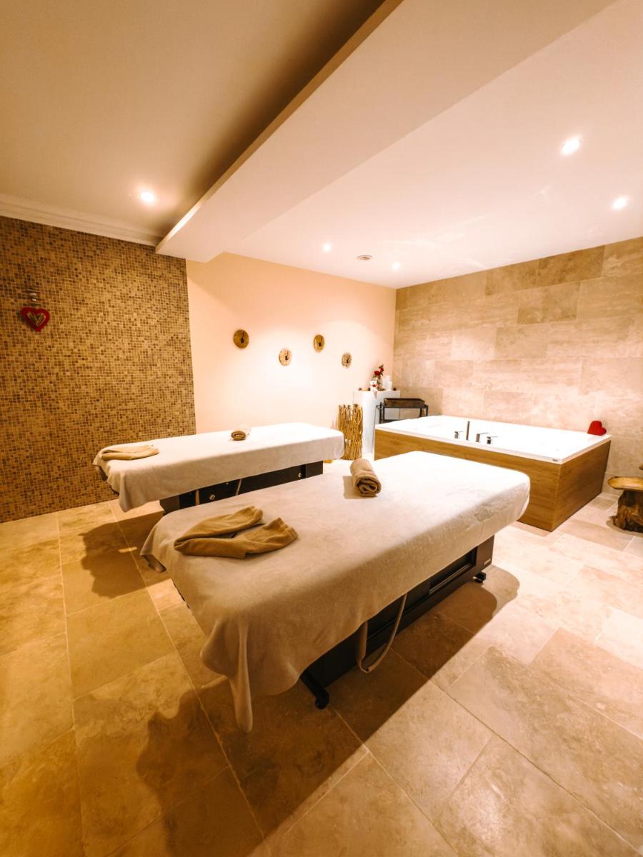 Salle de bains dans l'établissement Les Violettes Hotel & Spa