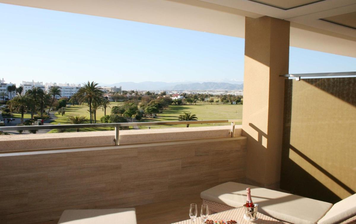 Un balcón o terraza de Hotel AR Golf Almerimar