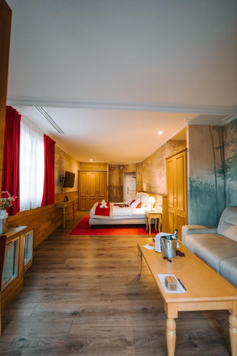 Un ou plusieurs lits dans un hébergement de l'établissement Les Violettes Hotel & Spa