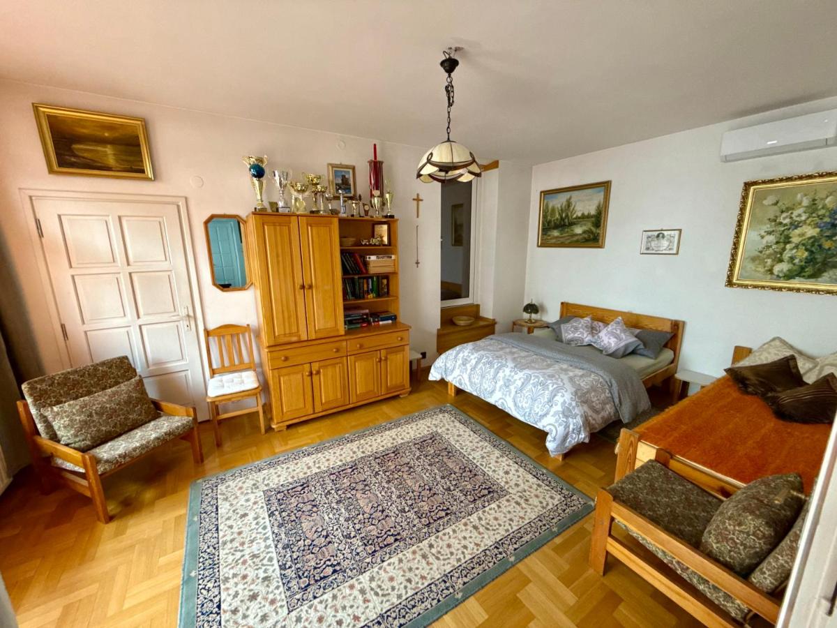 Perfect Remote-Workplace in Sunny Apartment - Hizvo