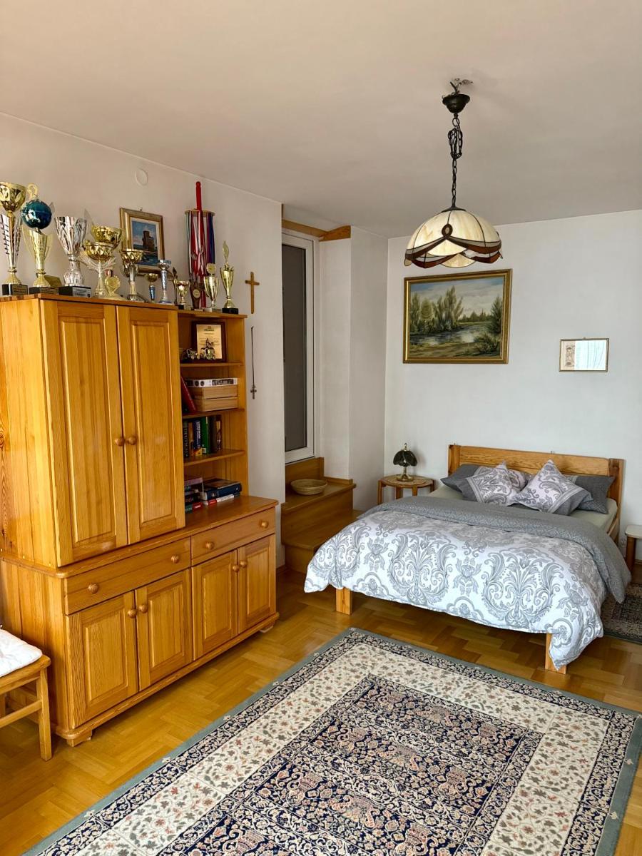 Perfect Remote-Workplace in Sunny Apartment - Hizvo