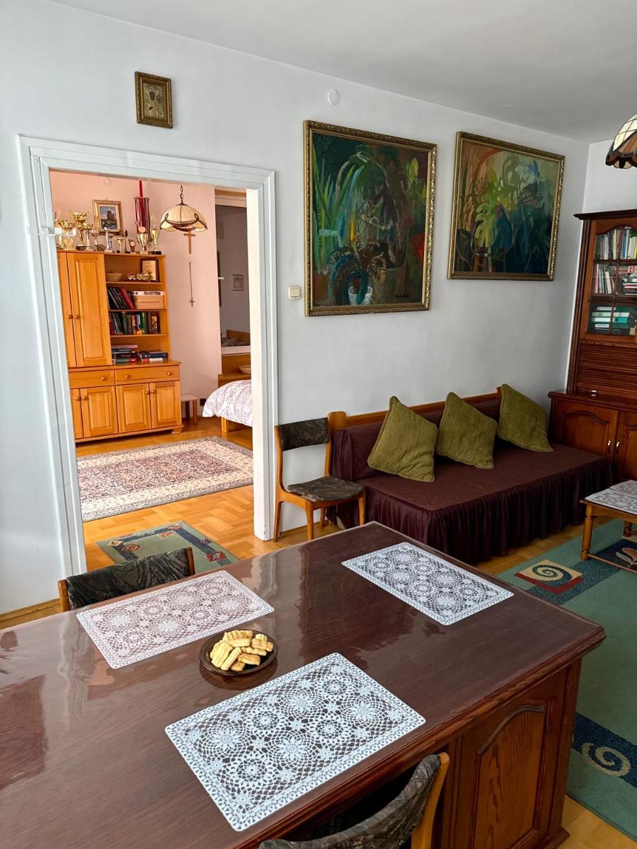 Perfect Remote-Workplace in Sunny Apartment - Hizvo