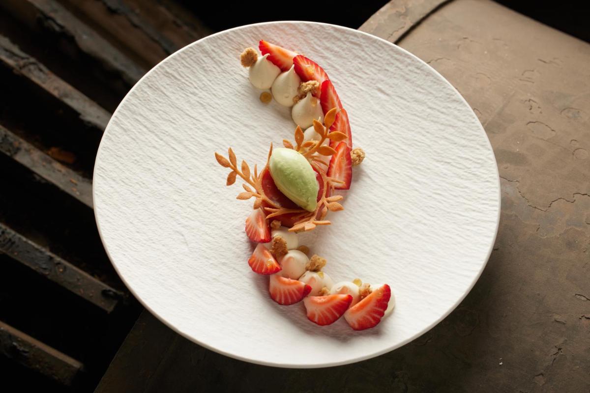 une plaque blanche avec des fraises et des noix sur elle dans l'établissement Hotel & Spa REGENT PETITE FRANCE, à Strasbourg