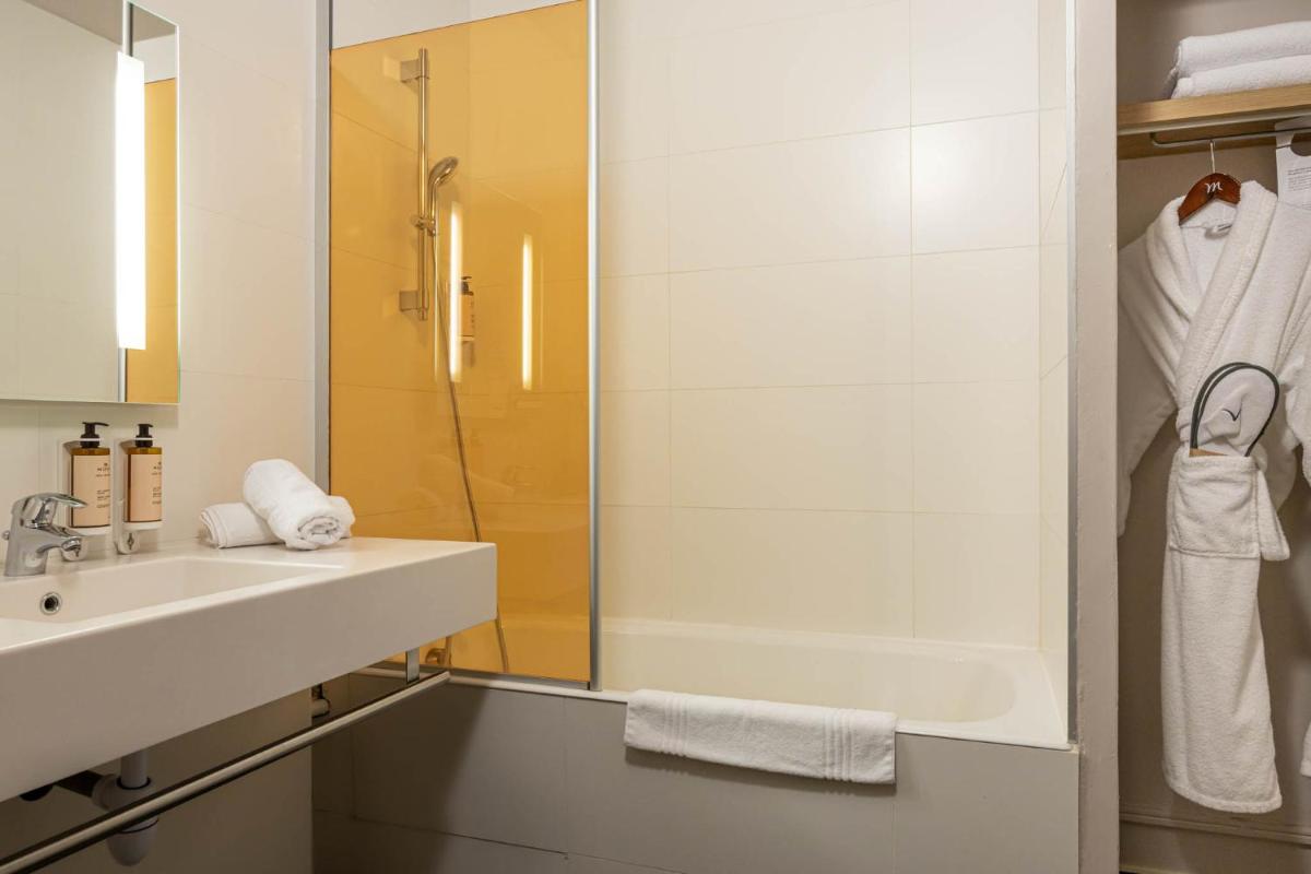 Salle de bains dans l'établissement Mercure Saint-Lary