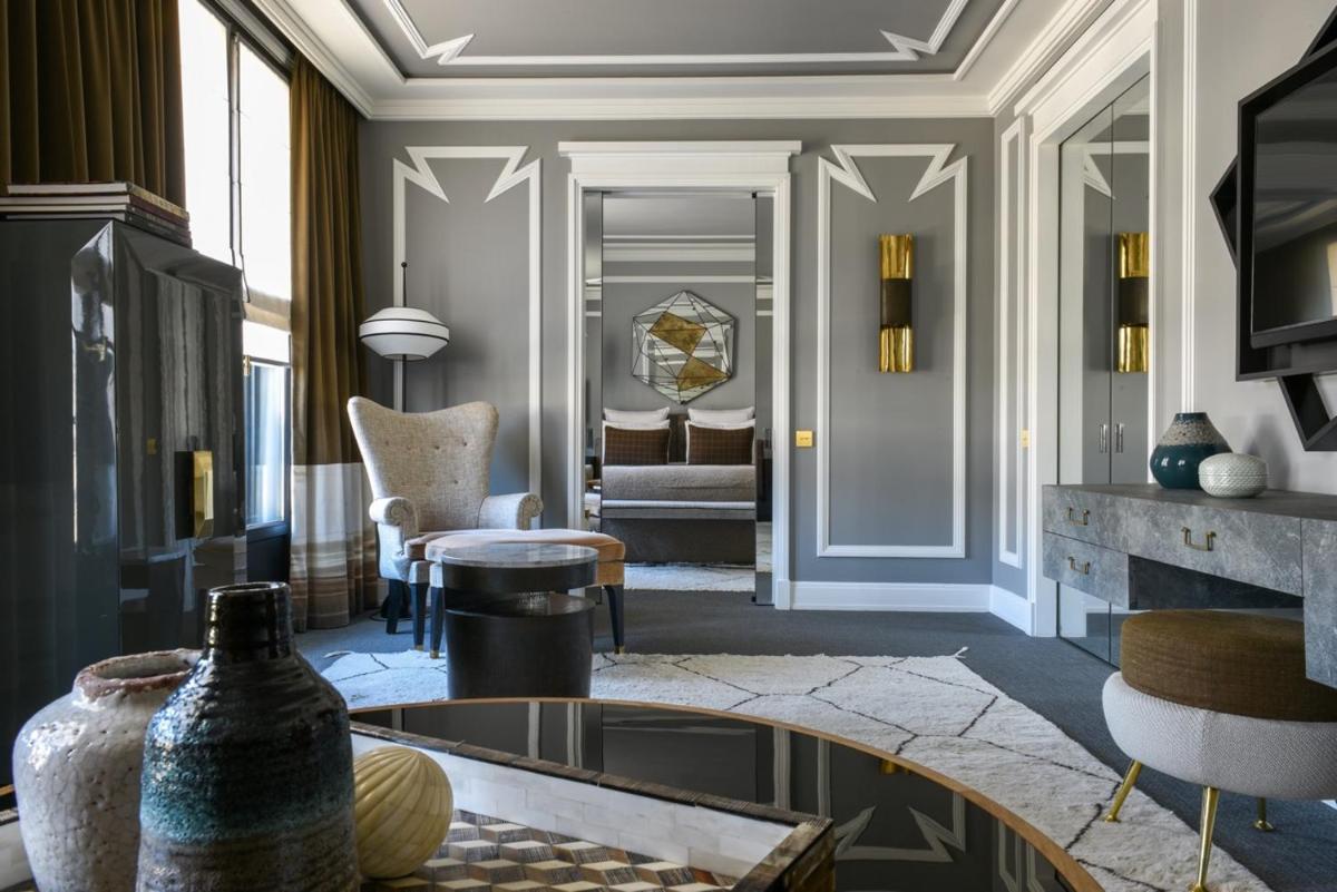 Coin salon dans l'établissement Nolinski Paris - Evok Collection