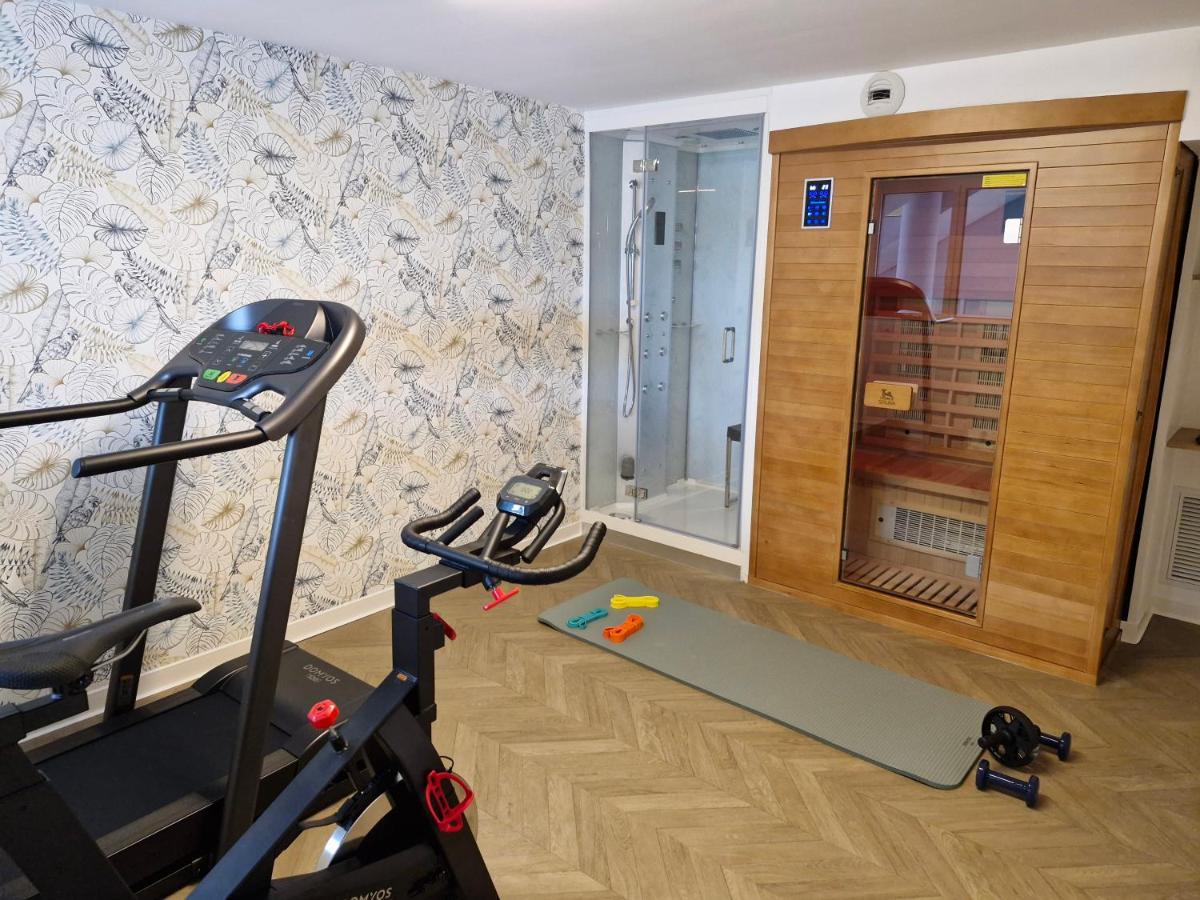 une salle avec une salle de sport avec un tapis roulant dans l'établissement Kyriad Carcassonne - Aéroport, à Carcassonne