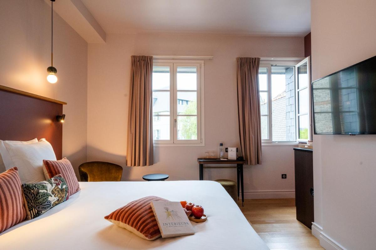Télévision ou salle de divertissement dans l'établissement L'INVITATION AU VOYAGE - Hôtel & Spa