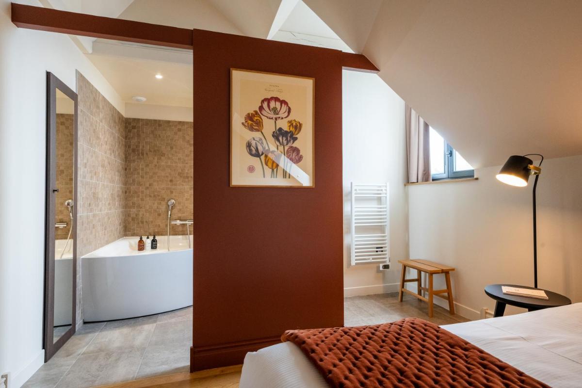 Un ou plusieurs lits dans un hébergement de l'établissement L'INVITATION AU VOYAGE - Hôtel & Spa