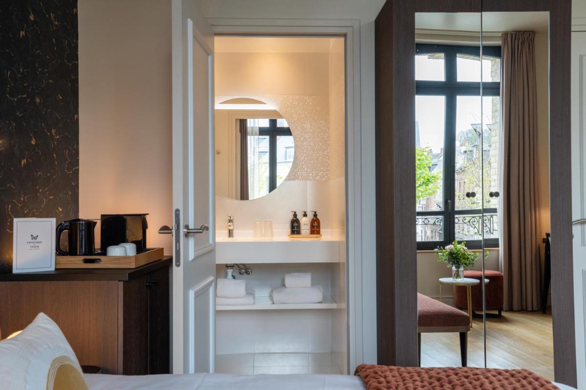 Un ou plusieurs lits dans un hébergement de l'établissement L'INVITATION AU VOYAGE - Hôtel & Spa