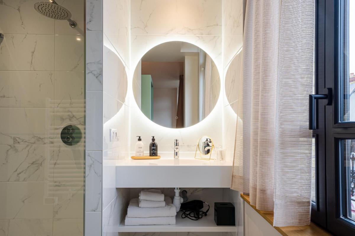 Salle de bains dans l'établissement L'INVITATION AU VOYAGE - Hôtel & Spa