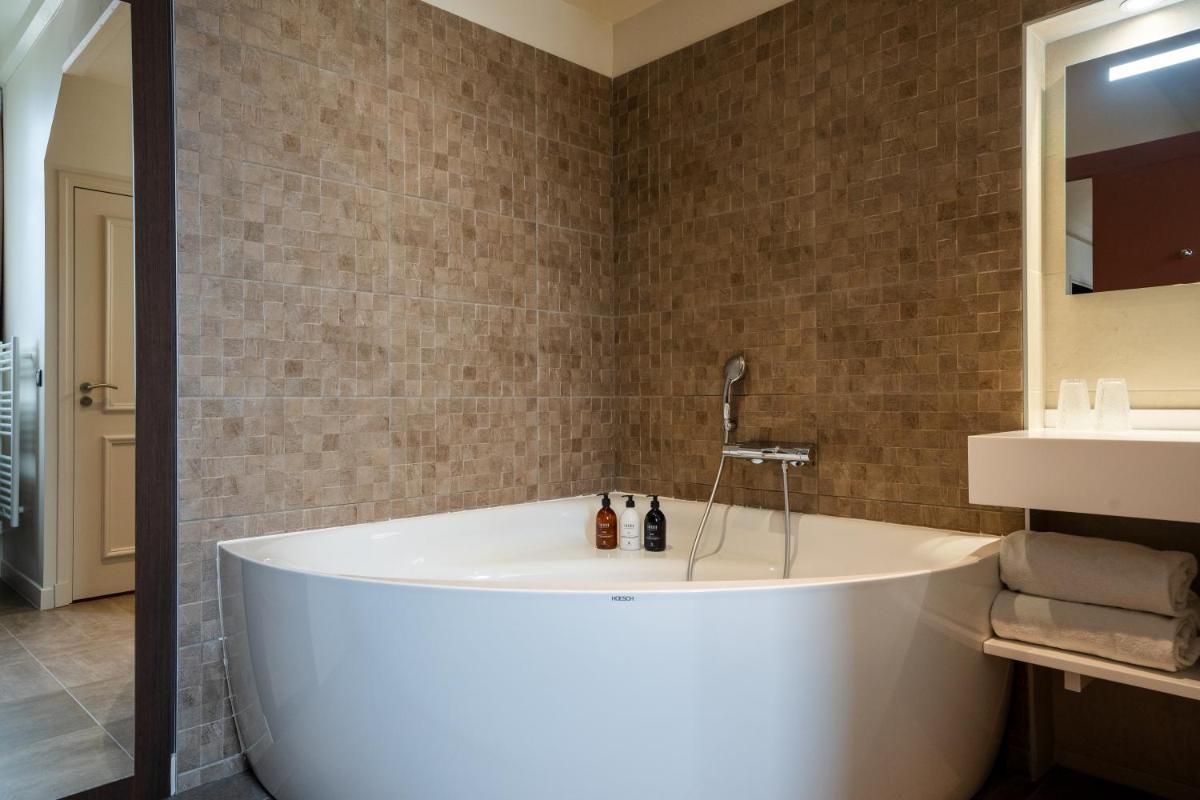Salle de bains dans l'établissement L'INVITATION AU VOYAGE - Hôtel & Spa