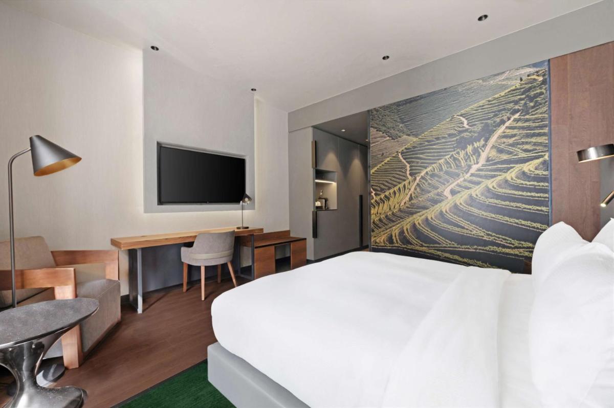 Uma cama ou camas num quarto em Hilton Porto Gaia