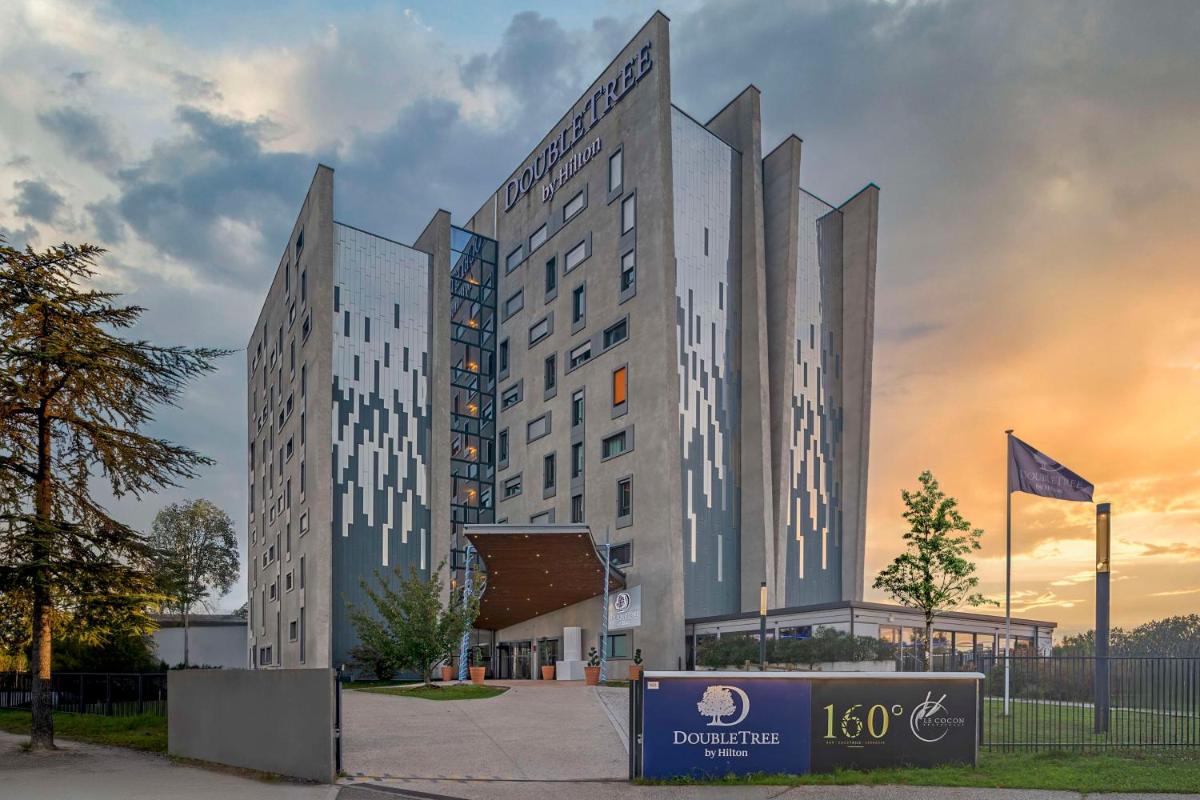 un hôtel avec deux grands bâtiments dans l'établissement DoubleTree by Hilton Lyon Eurexpo & Spa, à Saint-Priest