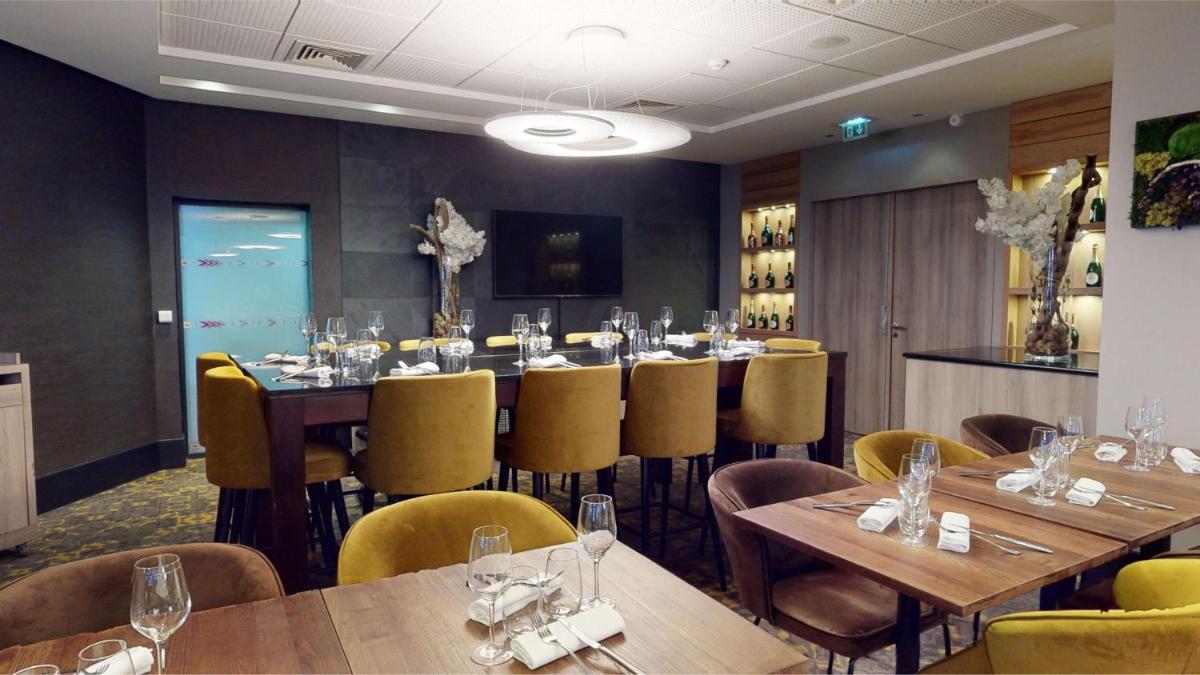 Coin salon dans l'établissement DoubleTree by Hilton Lyon Eurexpo & Spa