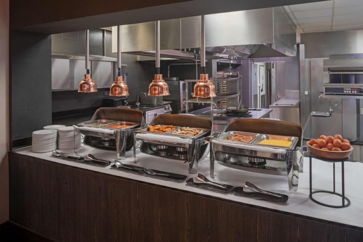 Cuisine ou kitchenette dans l'établissement DoubleTree by Hilton Lyon Eurexpo & Spa