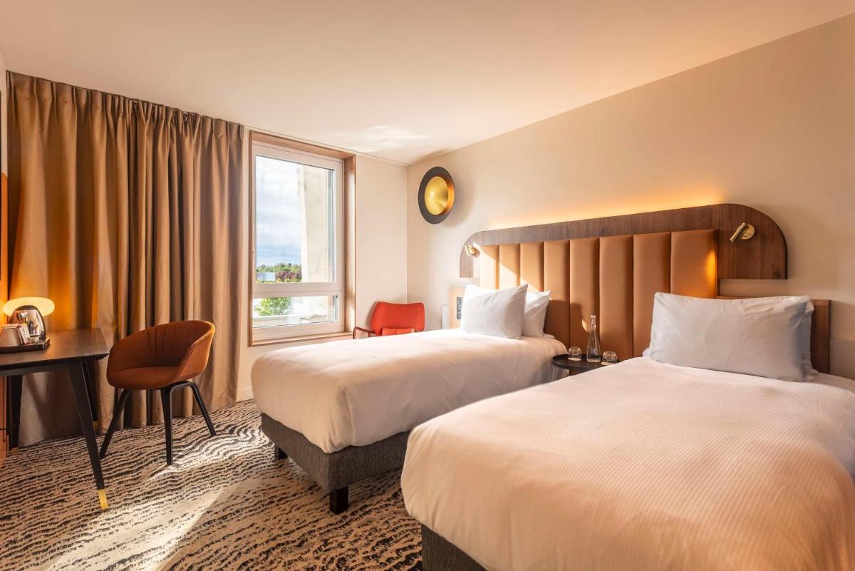 Un ou plusieurs lits dans un hébergement de l'établissement DoubleTree by Hilton Lyon Eurexpo & Spa