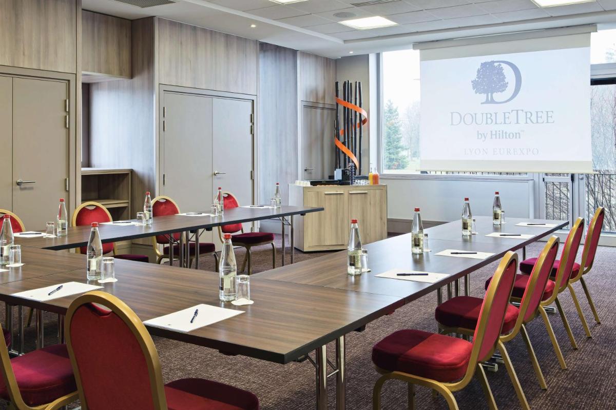Espace de conférence ou salle de réunion dans l'établissement DoubleTree by Hilton Lyon Eurexpo & Spa