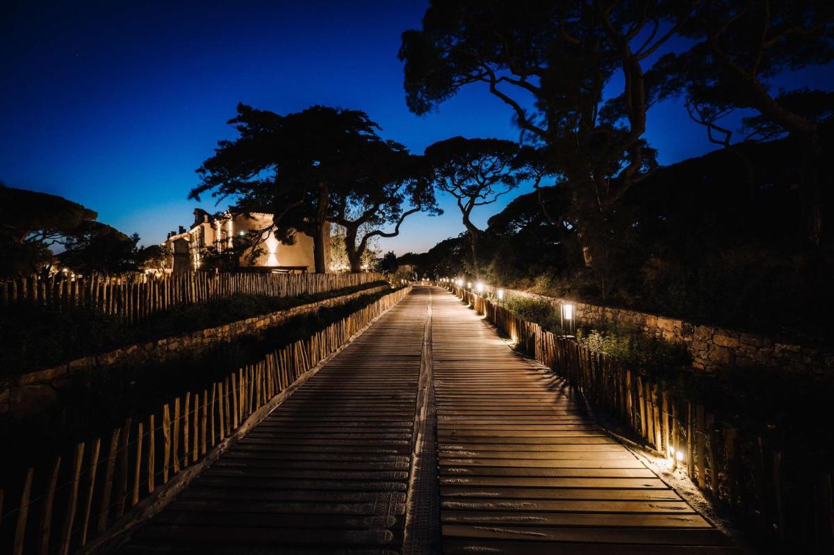 Photo de la galerie de l'établissement Le Hameau Des Pesquiers Ecolodge & Spa, Curio Collection By Hilton, à Hyères