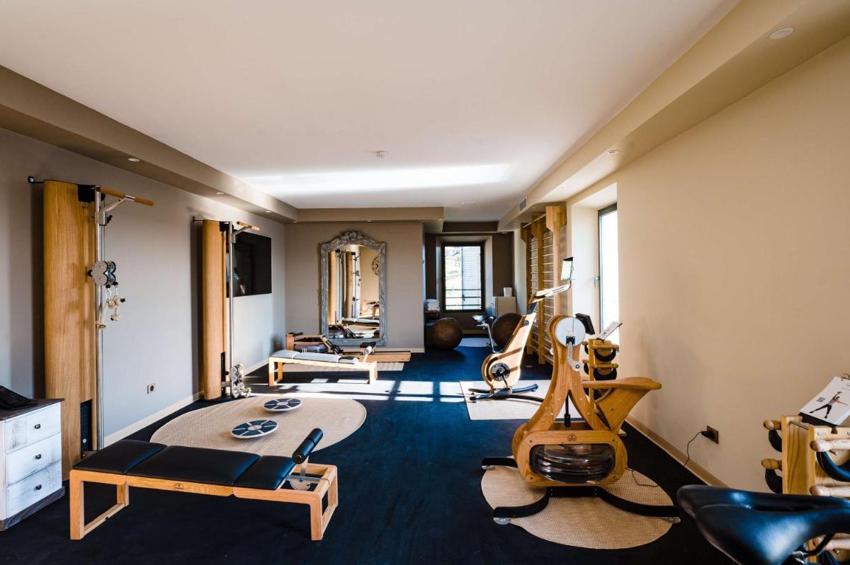 Coin salon dans l'établissement Le Hameau Des Pesquiers Ecolodge & Spa, Curio Collection By Hilton