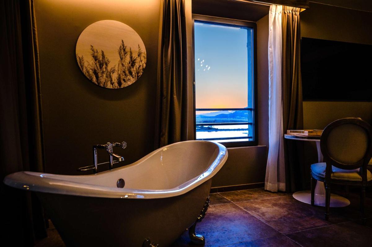 Salle de bains dans l'établissement Le Hameau Des Pesquiers Ecolodge & Spa, Curio Collection By Hilton