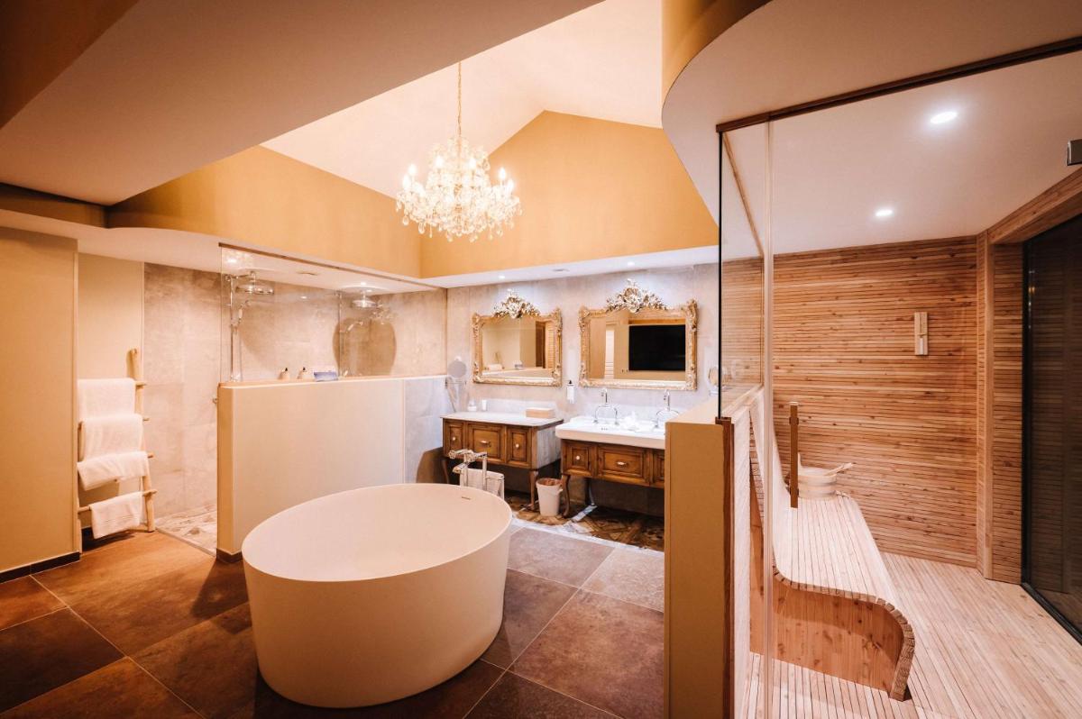 Salle de bains dans l'établissement Le Hameau Des Pesquiers Ecolodge & Spa, Curio Collection By Hilton