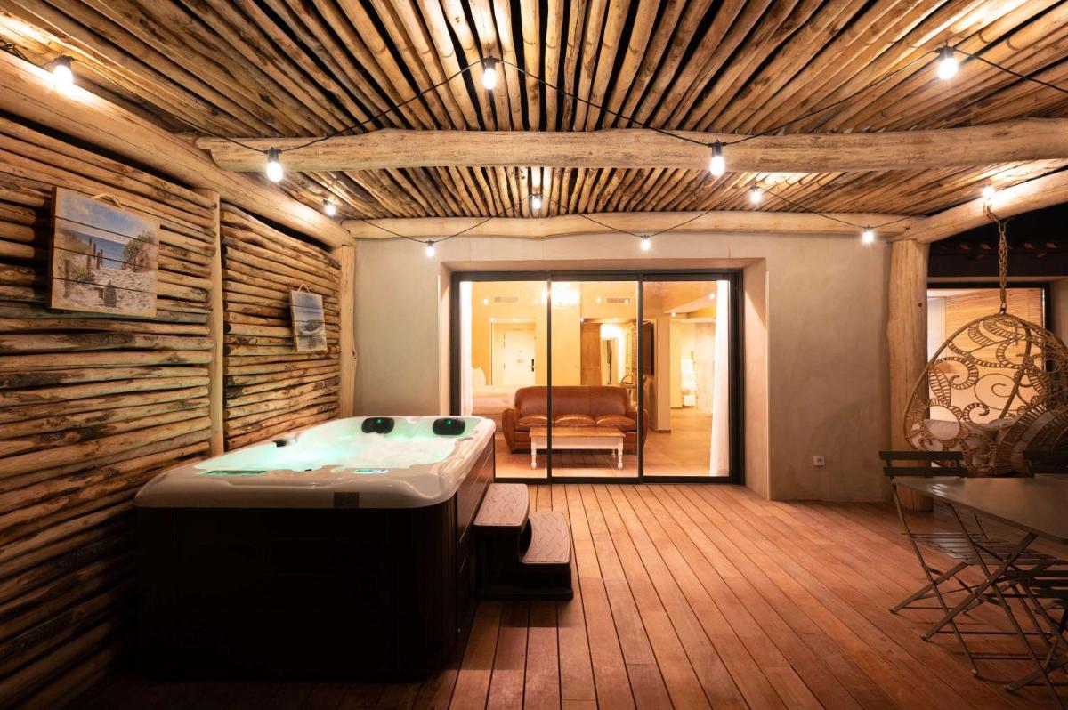 Photo de la galerie de l'établissement Le Hameau Des Pesquiers Ecolodge & Spa, Curio Collection By Hilton, à Hyères