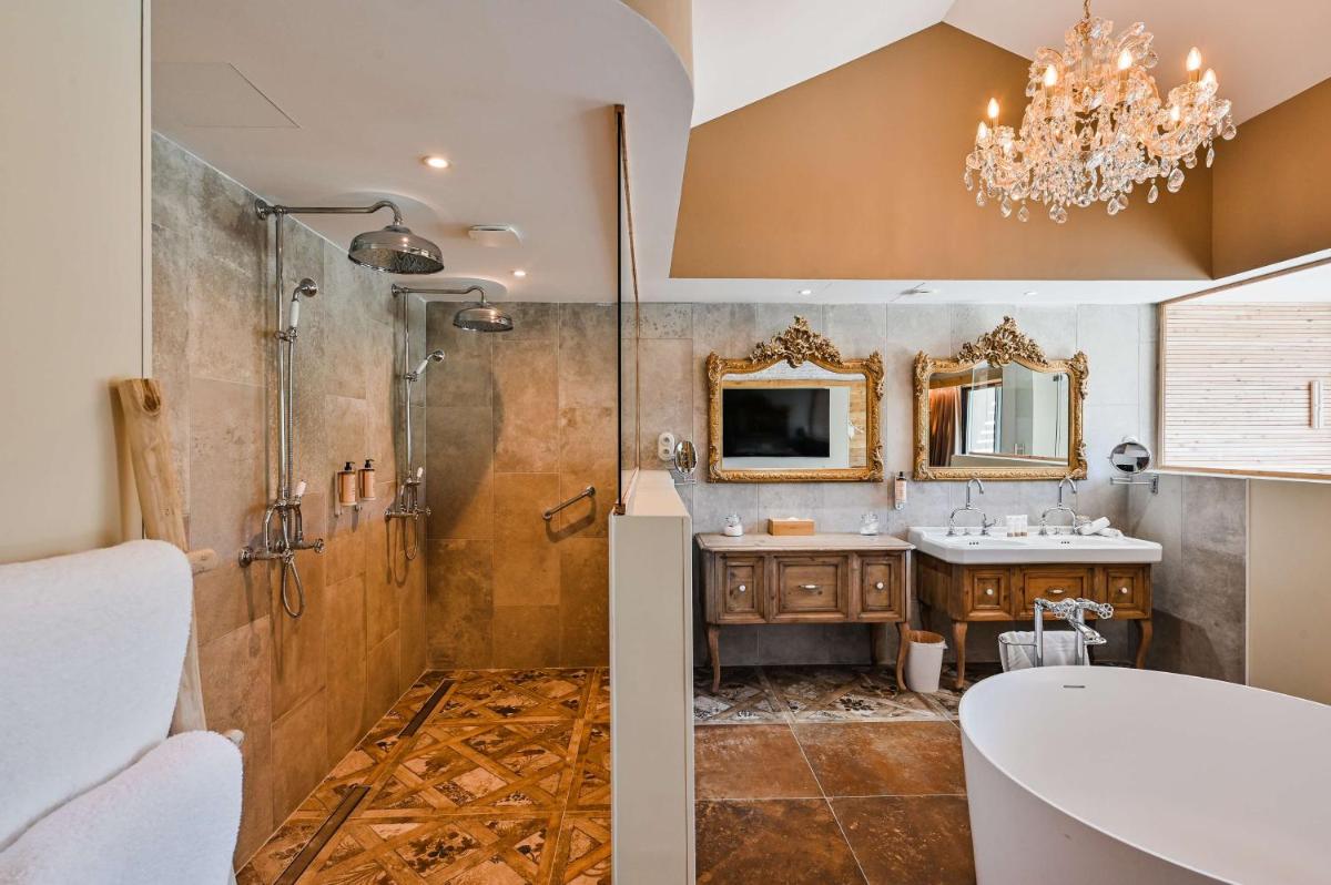 Salle de bains dans l'établissement Le Hameau Des Pesquiers Ecolodge & Spa, Curio Collection By Hilton