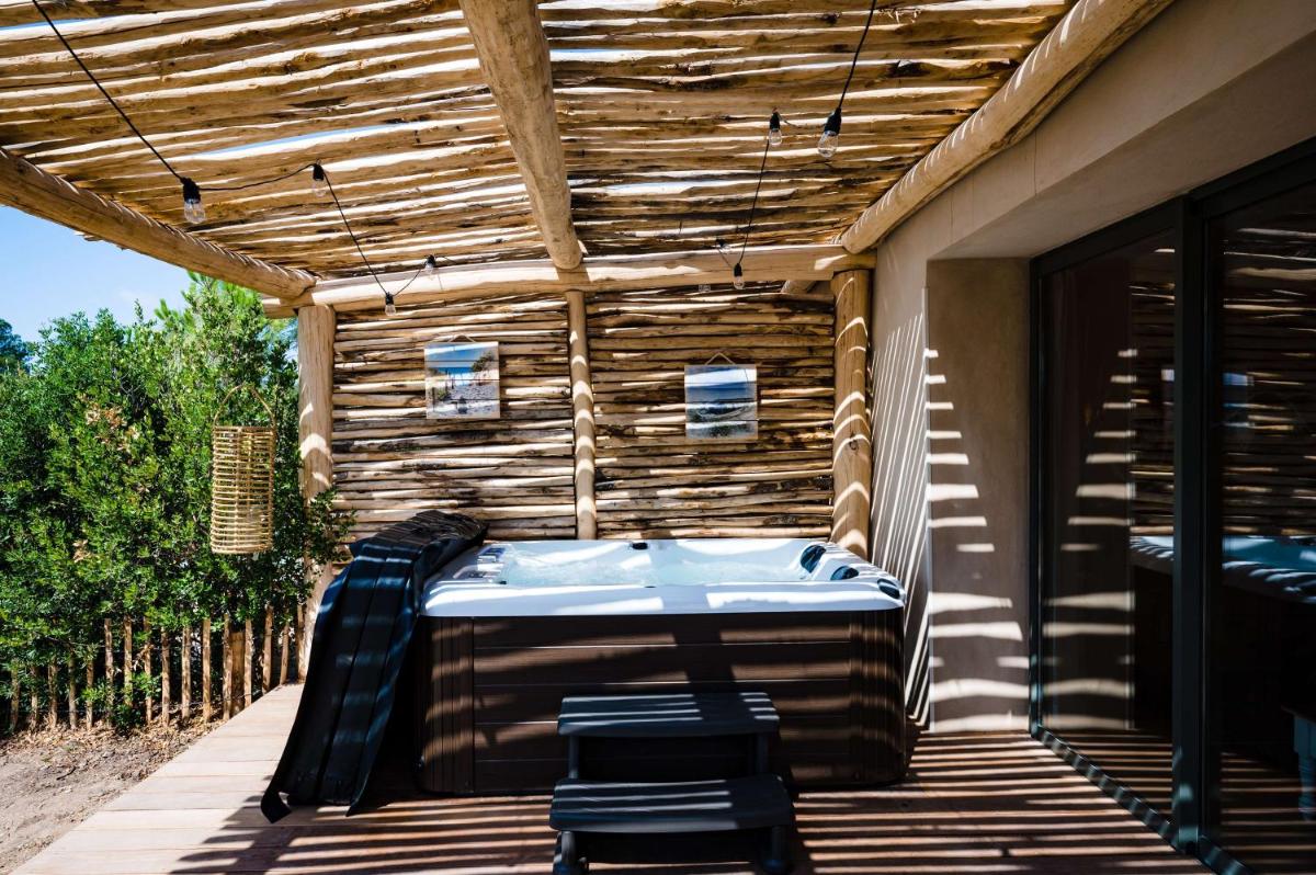 Photo de la galerie de l'établissement Le Hameau Des Pesquiers Ecolodge & Spa, Curio Collection By Hilton, à Hyères