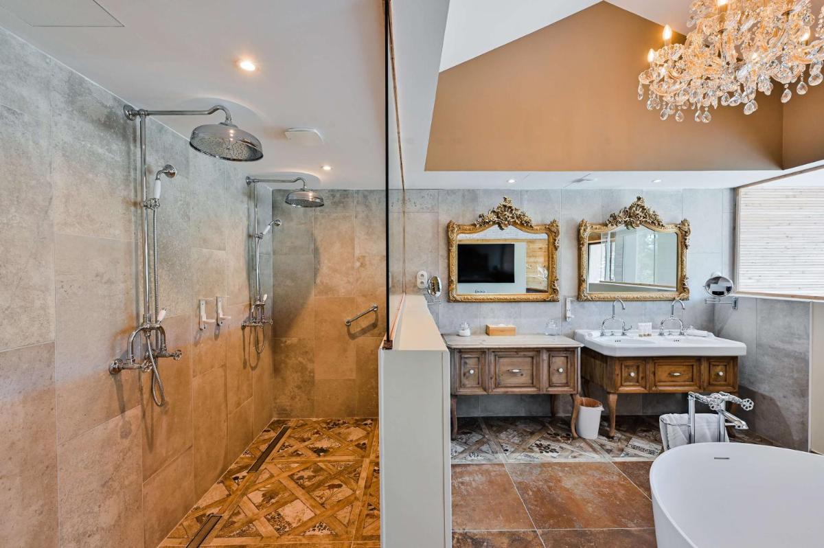 Salle de bains dans l'établissement Le Hameau Des Pesquiers Ecolodge & Spa, Curio Collection By Hilton