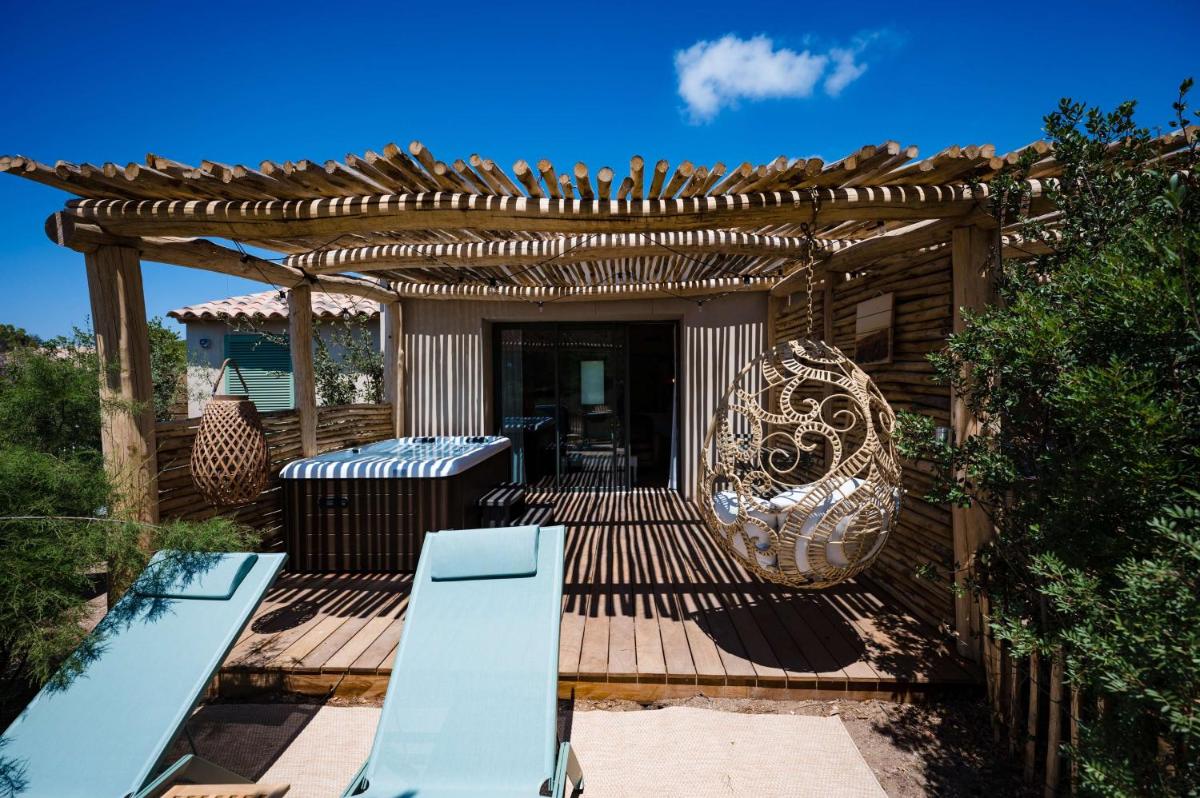 Photo de la galerie de l'établissement Le Hameau Des Pesquiers Ecolodge & Spa, Curio Collection By Hilton, à Hyères