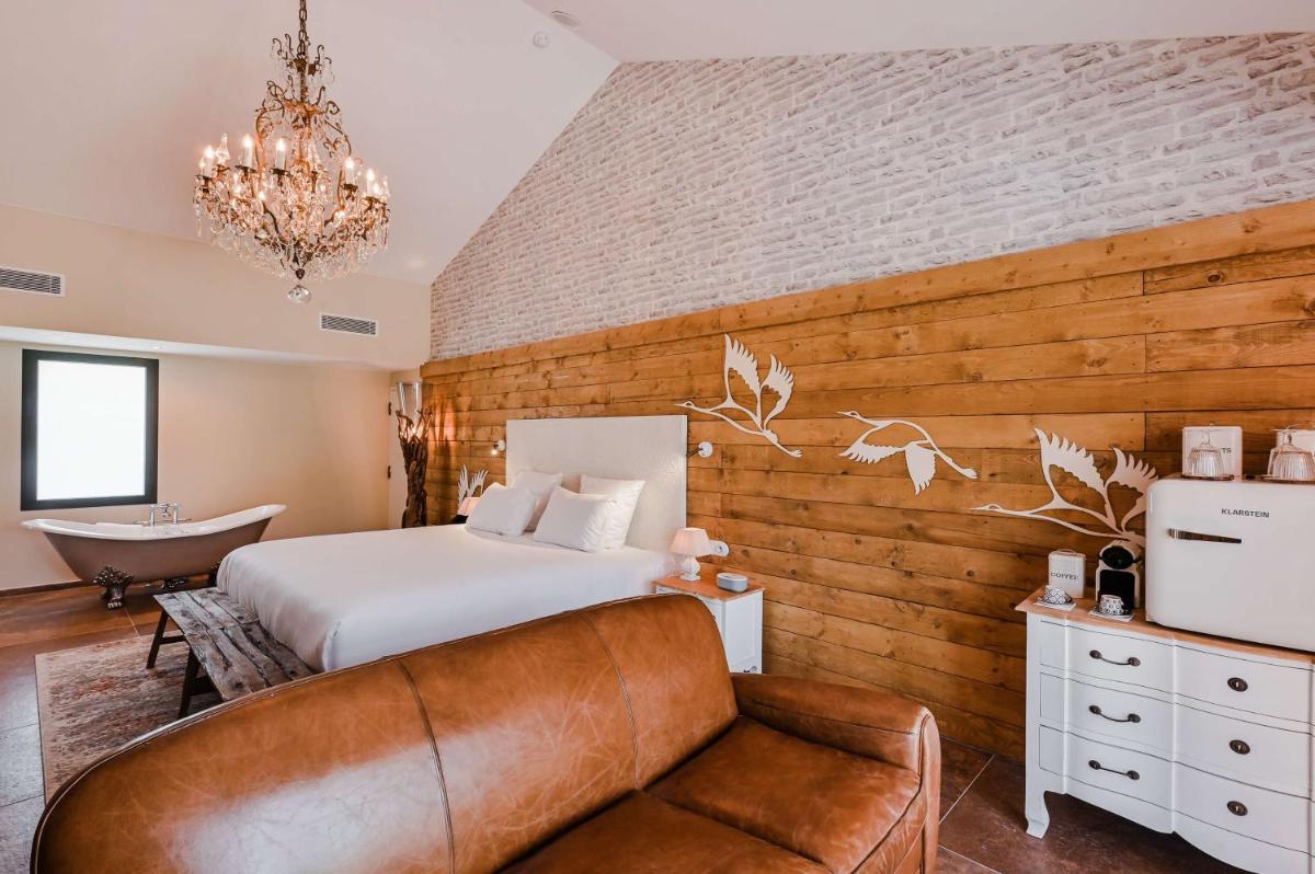 Un ou plusieurs lits dans un hébergement de l'établissement Le Hameau Des Pesquiers Ecolodge & Spa, Curio Collection By Hilton