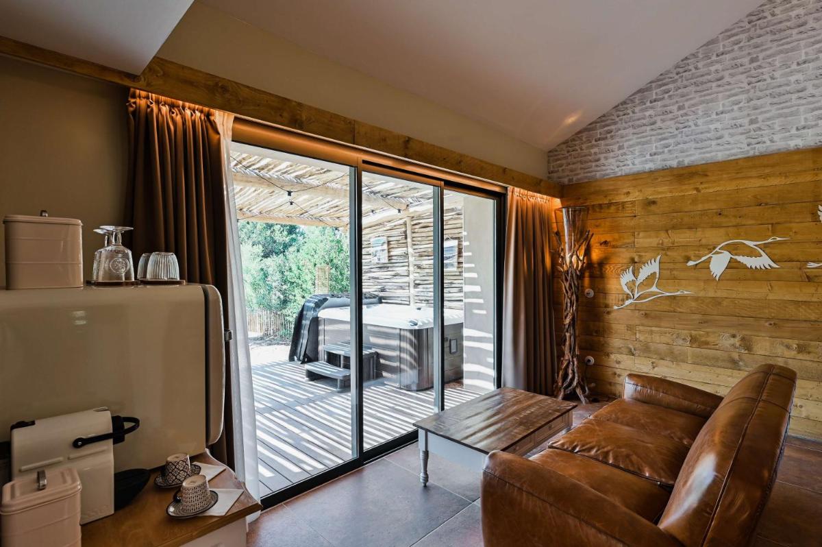 Coin salon dans l'établissement Le Hameau Des Pesquiers Ecolodge & Spa, Curio Collection By Hilton