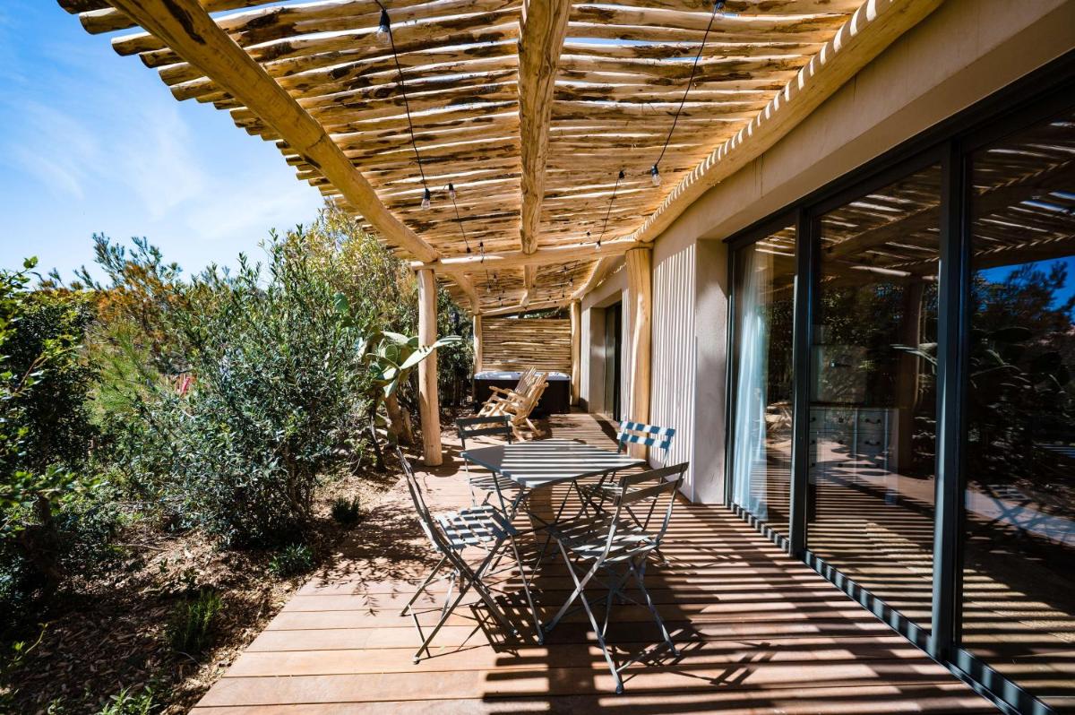 Balcon ou terrasse dans l'établissement Le Hameau Des Pesquiers Ecolodge & Spa, Curio Collection By Hilton