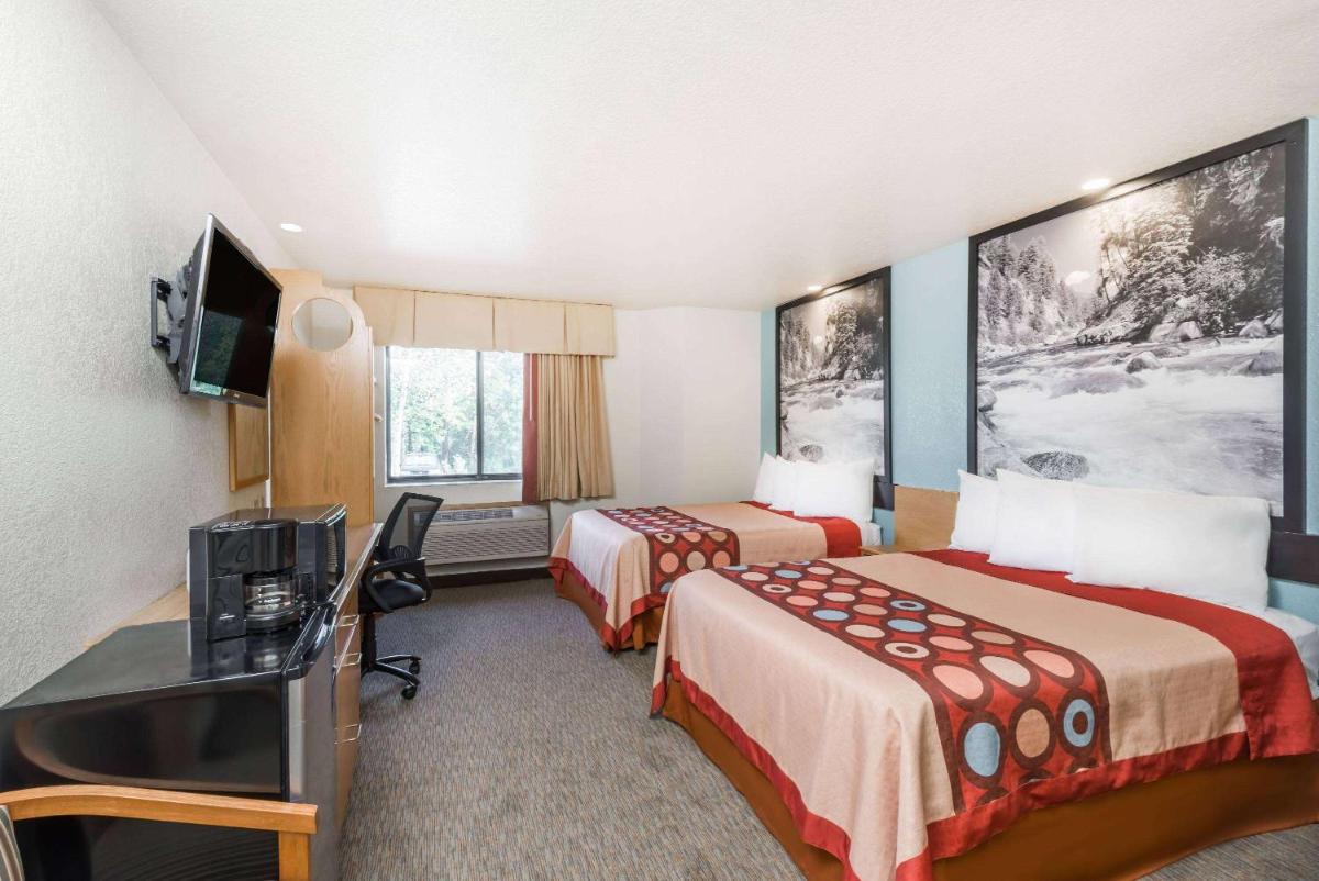Super 8 by Wyndham Show Low - Housity