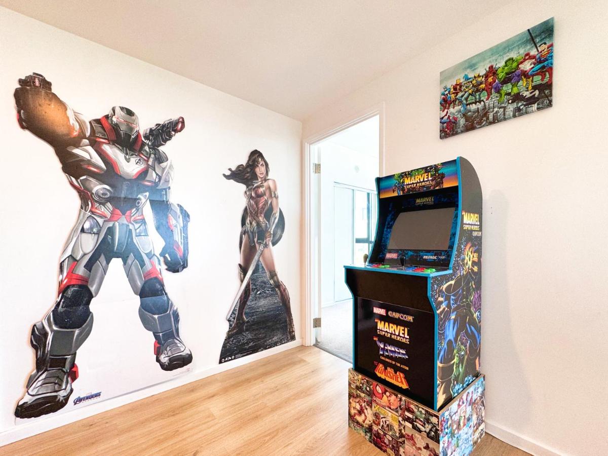 DC vs Marvel Theme ft Arcade Machine Pool Gym Sauna BBQ - Housity