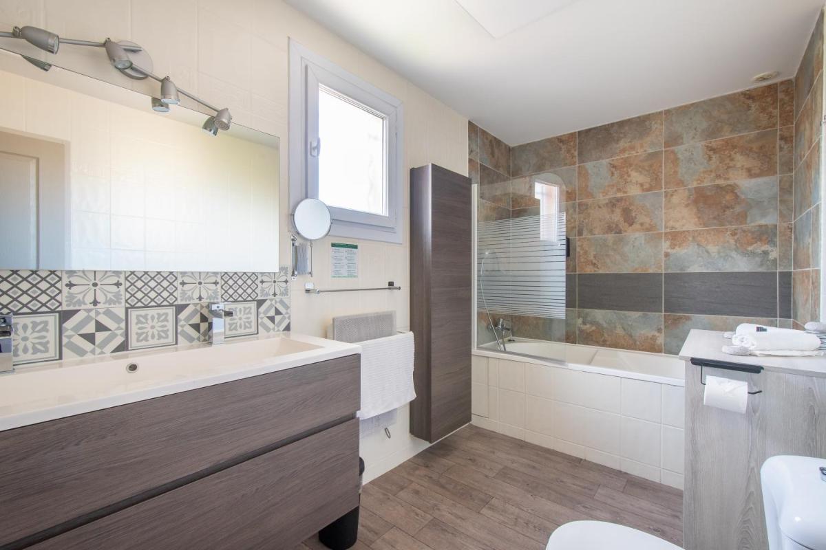 GuestHouse La Costière - logements indépendants - espace piscine jacuzzi - Housity