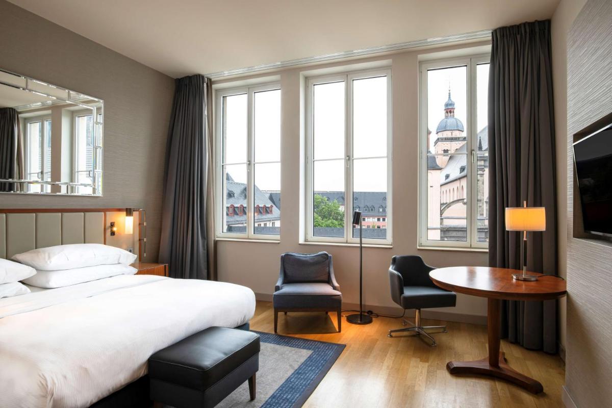 Ein Bett oder Betten in einem Zimmer der Unterkunft Hilton Cologne Ein Bett oder Betten in einem Zimmer der Unterkunft Hilton Cologne