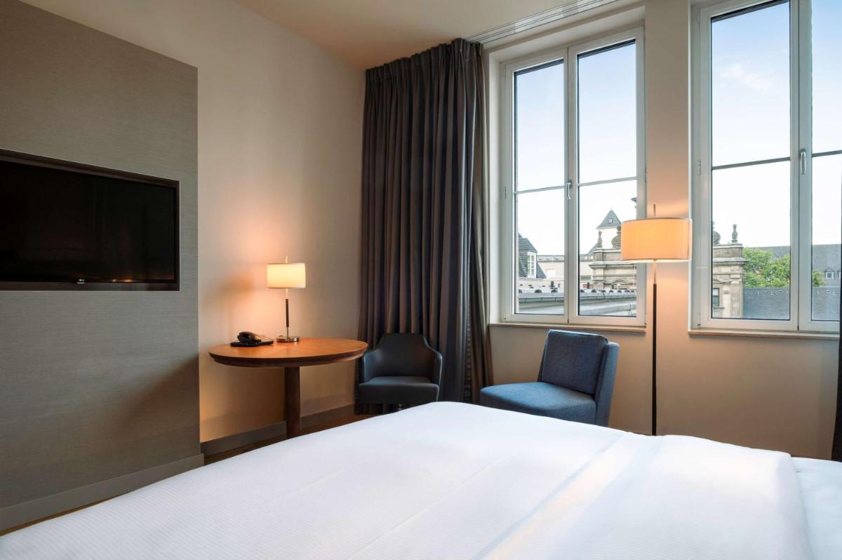 Ein Bett oder Betten in einem Zimmer der Unterkunft Hilton Cologne Ein Bett oder Betten in einem Zimmer der Unterkunft Hilton Cologne