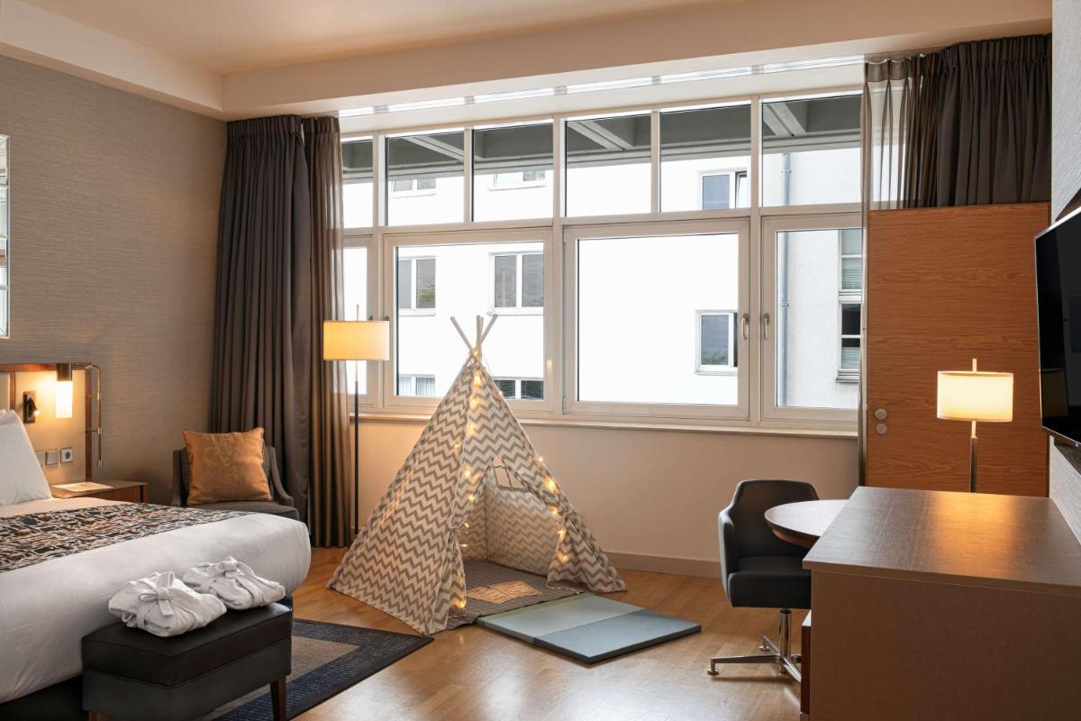 Ein Bett oder Betten in einem Zimmer der Unterkunft Hilton Cologne Ein Bett oder Betten in einem Zimmer der Unterkunft Hilton Cologne