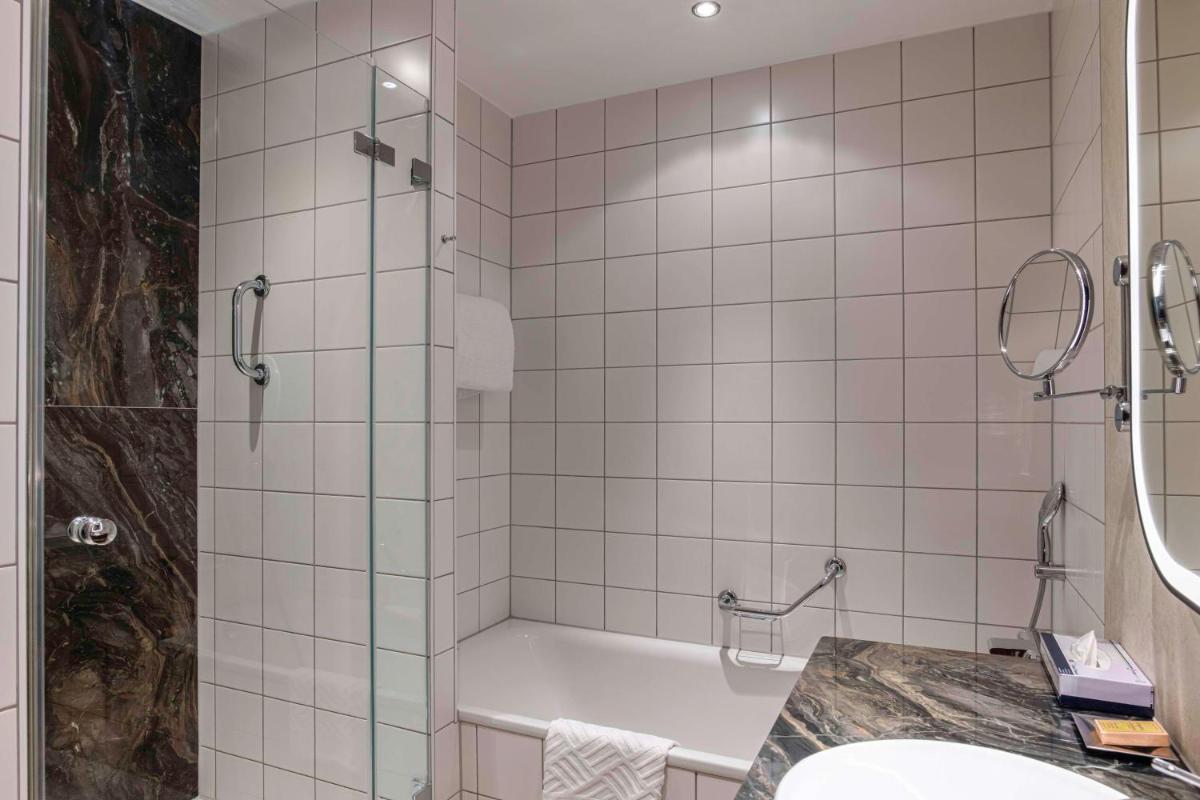 Ein Badezimmer in der Unterkunft Hilton Cologne Ein Badezimmer in der Unterkunft Hilton Cologne