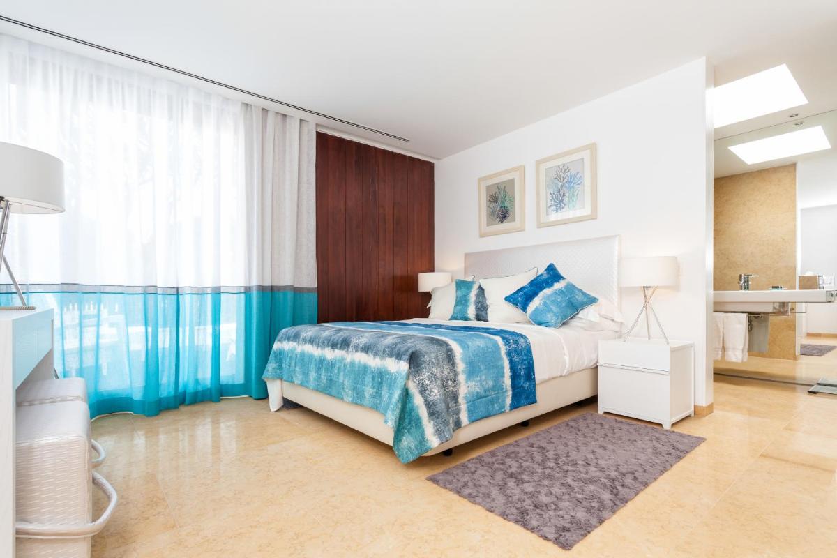 Uma cama ou camas num quarto em Pine Cliffs Village