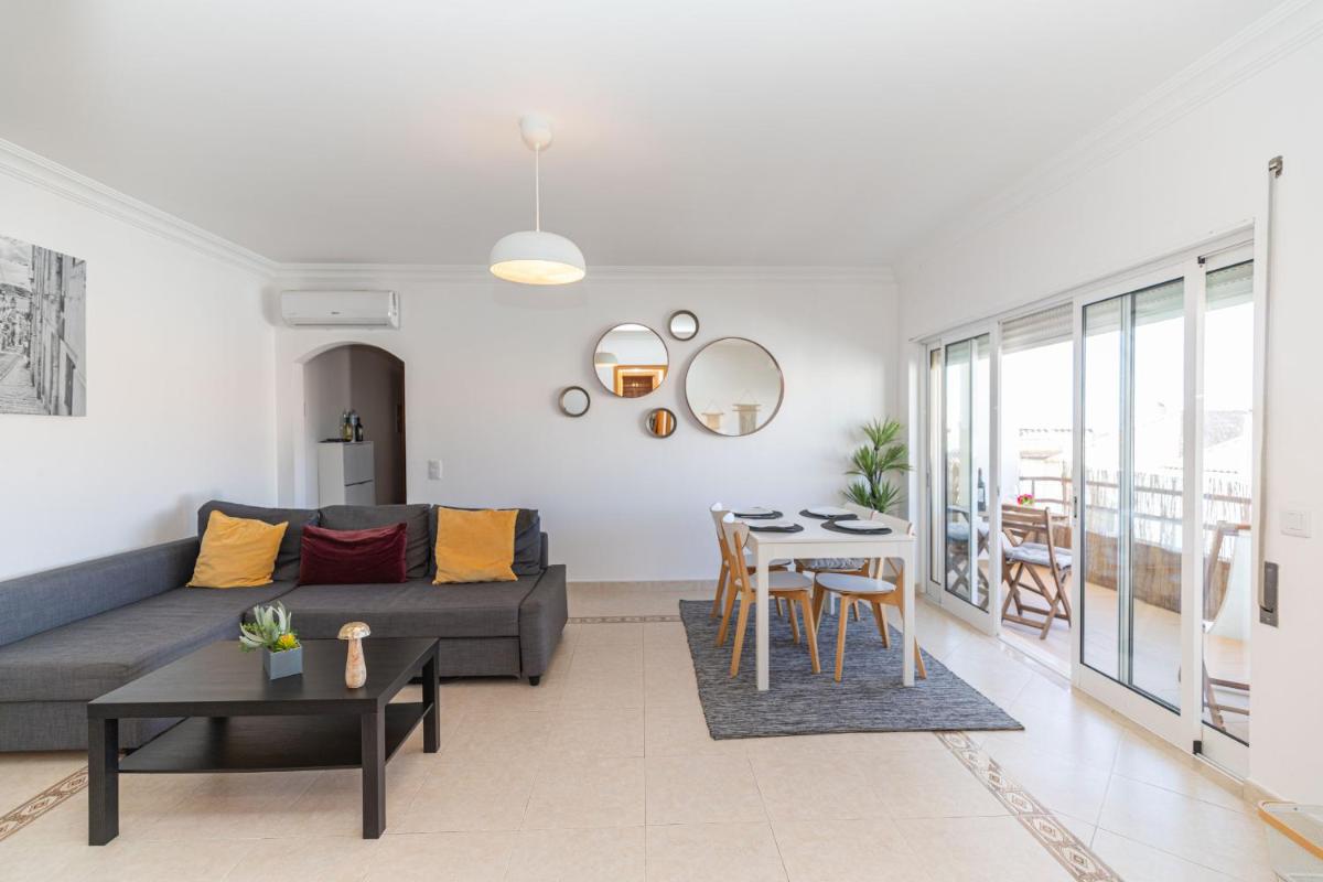 Monis Place-modern Apartment With Sunny Balcony - Housity