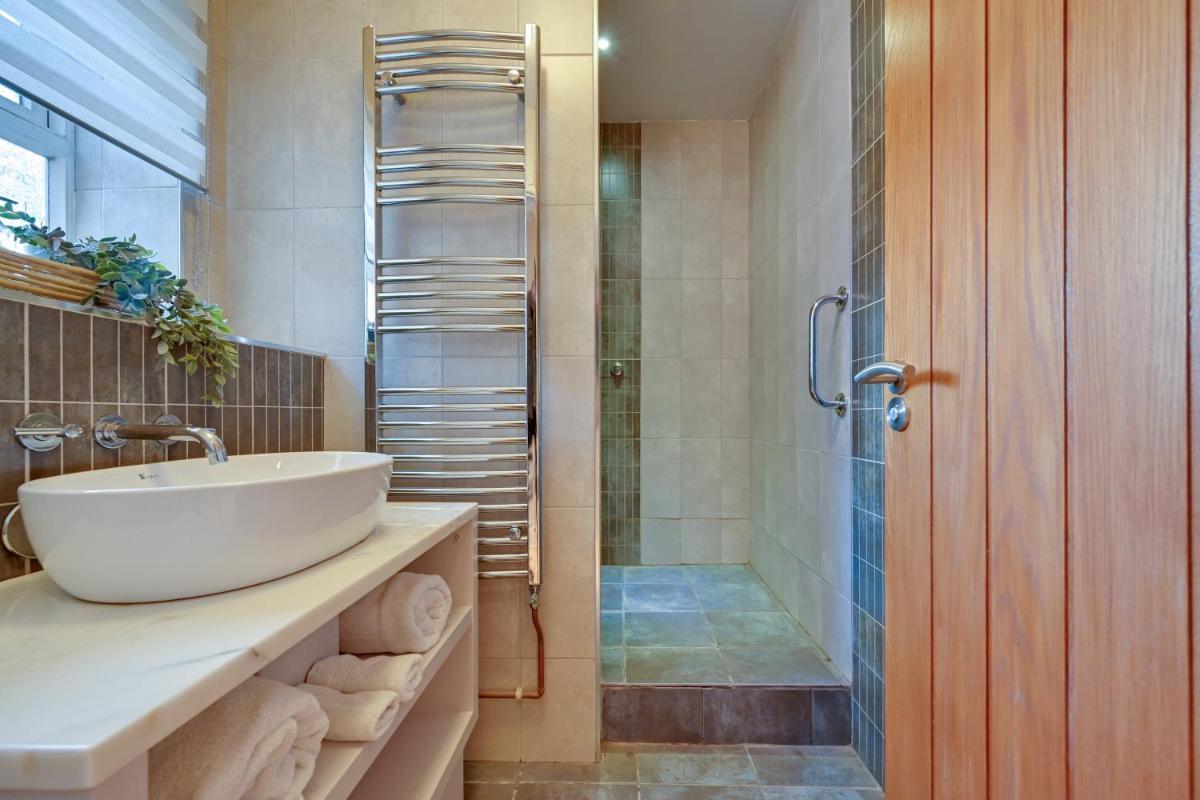 The Hideaway @ Flagham Cottage. - Housity
