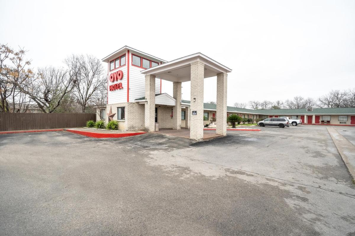 OYO Hotel San Antonio near AT&T Center - Housity