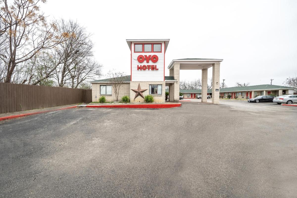 OYO Hotel San Antonio near AT&T Center - Housity